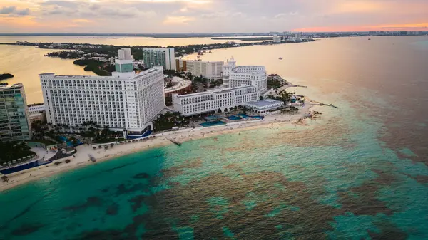 Riviera Maya Yucatan yarımadasındaki Cancun Otel bölgesinin hava batımı Meksika İHA 'sı