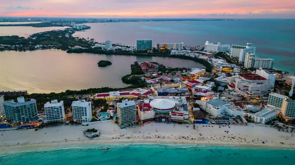 Otel ve Resorts ile Cancun sahil şeridi üzerinde hava görüntüsü. Meksika 'nın ünlü simgelerinde Turist Tatil ve Tatil Yeri. Tropikal Cennete Bakan Manzaralar.