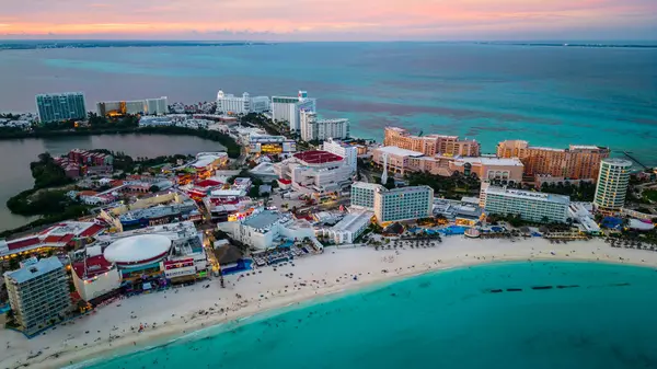 Otel ve Resorts ile Cancun sahil şeridi üzerinde hava görüntüsü. Meksika 'nın ünlü simgelerinde Turist Tatil ve Tatil Yeri. Tropikal Cennete Bakan Manzaralar.