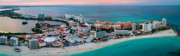 Otel ve Resorts ile Cancun sahil şeridi üzerinde hava görüntüsü. Meksika 'nın ünlü simgelerinde Turist Tatil ve Tatil Yeri. Tropikal Cennete Bakan Manzaralar.