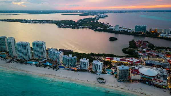 Güzel Cancun Sahili Sahil Kıyısı boyunca okyanusa bakan oteller ve tatil köyleri olan berrak mavi sularla dolu. Meksika 'da Turist Tatil ve Yaz Tatilleri.