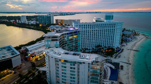 Güzel Cancun Sahili Sahil Kıyısı boyunca okyanusa bakan oteller ve tatil köyleri olan berrak mavi sularla dolu. Meksika 'da Turist Tatil ve Yaz Tatilleri.
