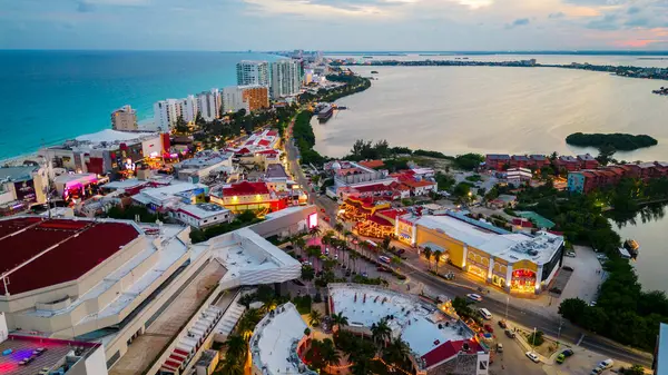 Güzel Cancun Sahili Sahil Kıyısı boyunca okyanusa bakan oteller ve tatil köyleri olan berrak mavi sularla dolu. Meksika 'da Turist Tatil ve Yaz Tatilleri.