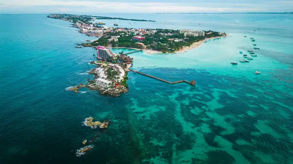 Meksika 'nın ünlü turistik beldeleri Tatilciler ve Tatilciler için Mavi Turkuaz Suları ile Cancun Meksika Riviera Maya Sahil Sahili havası