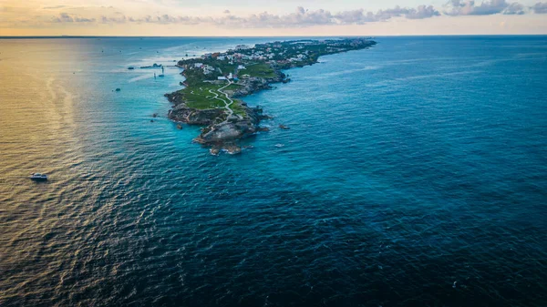 Ada Mujeres Meksika Riviera 'sı. Maya Cancun, Karayip Denizi' ndeki mercan resifleri üzerinde tatil için seyahat ediyor.