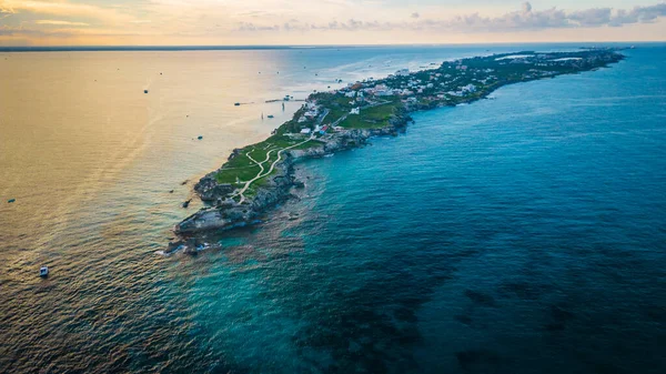 Ada Mujeres Meksika Riviera 'sı. Maya Cancun, Karayip Denizi' ndeki mercan resifleri üzerinde tatil için seyahat ediyor.