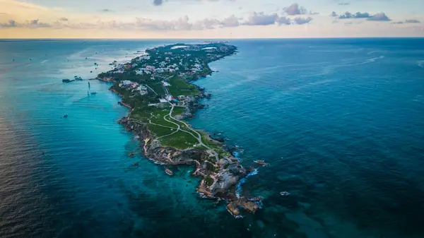 Isla Mujeres 'in üstündeki İHA' lar Meksika 'ya seyahat tatil beldesi Riviera Maya Cancun' un hava görüntüleri.
