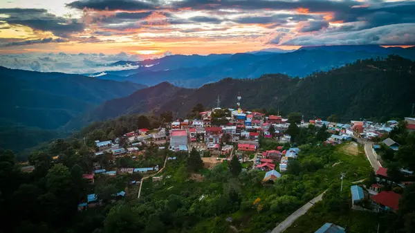San Jose del Pacifico dağlarının hava manzarası Oaxaca eyaletindeki geleneksel Meksika köyü sihirli mantarlarla ünlü tıbbi bitki tedavisi olarak bilinir.