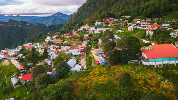 San Jose del Pacifico dağlarının hava manzarası Oaxaca eyaletindeki geleneksel Meksika köyü sihirli mantarlarla ünlü tıbbi bitki tedavisi olarak bilinir.