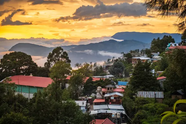 San Jose del Pacifico dağlarının hava manzarası Oaxaca eyaletindeki geleneksel Meksika köyü sihirli mantarlarla ünlü tıbbi bitki tedavisi olarak bilinir.