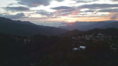 San Jose del Pacifico dağlarının hava manzarası Oaxaca eyaletindeki geleneksel Meksika köyü sihirli mantarlarla ünlü tıbbi bitki tedavisi olarak bilinir.