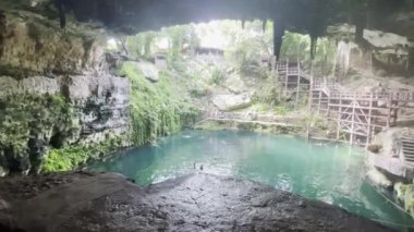 Meksika Yucatan Valladolid Cenote Zaci halkı mağarada yüzüyor.