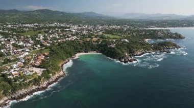 Hava yüksek açılı Puerto Escondido Meksika sörf rotası Oaxaca İHA güneşli bir gün 