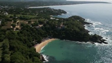 Meksika 'da Puerto Escondido Oaxaca kıyı şeridi tatil sörf merkezinin hava menteşesi açısı