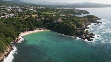 AerialPuerto Escondido Oaxaca Sahil Hattı Tatil Sörf Varış noktası Meksika İHA 'sı Tropik plajların üzerinde dalgalar ve manzaralı uçurum manzarası ile uçar 