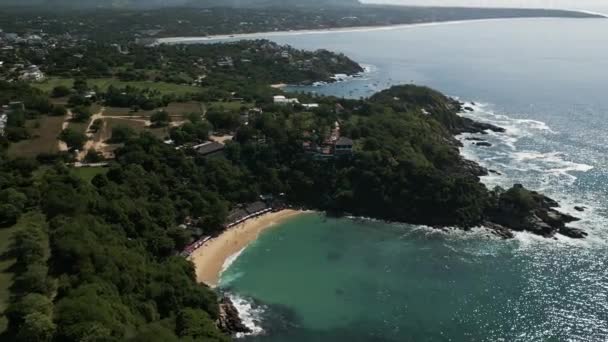 メキシコのプエルトエスコンディードオアハカの海岸線旅行休暇サーフィンの目的地の空中ヒンジ角 — ストック動画