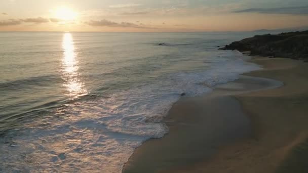 プエルトエスコンディードのメキシコのオアハカ海岸をリラックスした砂丘のビーチの空中日没 — ストック動画