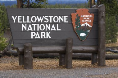 Yellowstone Ulusal Parkı giriş işareti