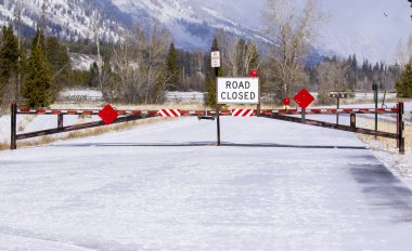 Yol işareti ve kış aylarında yol erişimi engelleme kapısı kapalı