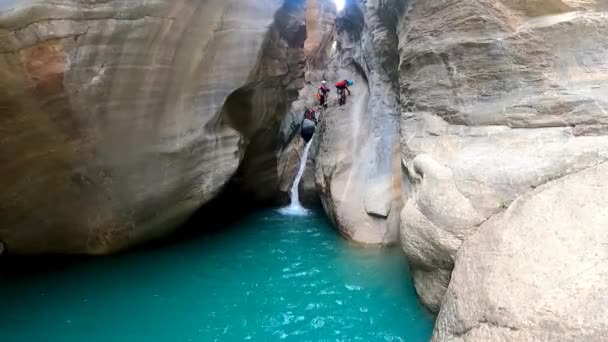 Cañón Gorgol Pirineos Cañones Una Cascada Saltando Saltando Agua Turquesa — Vídeo de stock