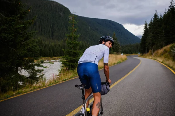 Человек Велосипедист Тренируется Горах Гравийном Велосипеде Прекрасным Видом Велоспорт Отдых — стоковое фото
