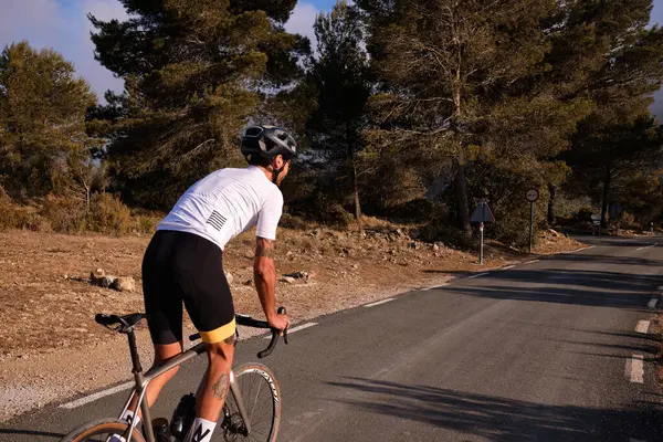 Подходящий Мужчина Белой Велосипедной Майке Шлеме Тренируется Шоссейном Велосипеде Пустой — стоковое фото