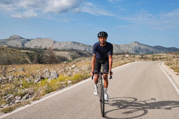 Пасуй Валь Эбо Велосипедист Тренируется Дорожном Велосипеде Горах Спортивная Мотивация — стоковое фото