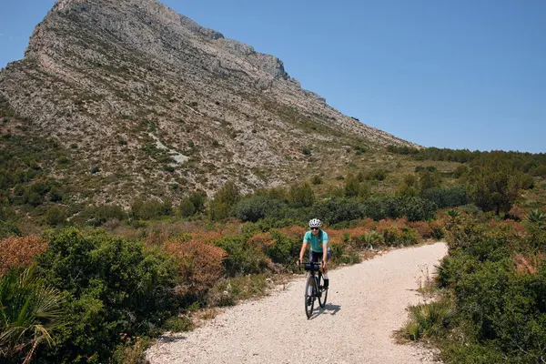 Подходят Женщины Которые Катаются Велосипеде Гравийной Дороге Испанском Регионе Аликанте — стоковое фото