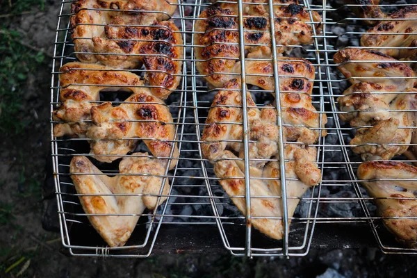 烤鸡肉烤肉 烤架上的鸡腿和鸡翅都有火光 — 图库照片