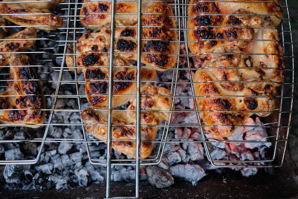 バーベキューグリルチキン肉 火炎とグリル上の美味しい鶏の足と翼 — ストック写真