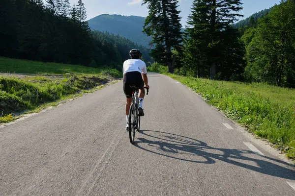 Man Cyklist Gruscykel Rider Vägen Bergen Med Utsikt Över Bergen — Stockfoto