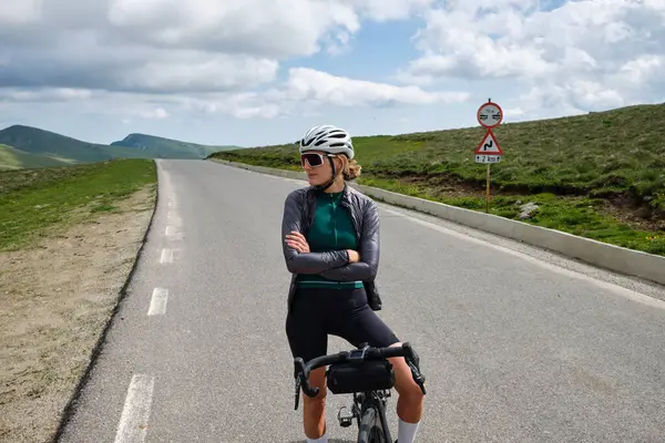 Велогонщица Изображена Отдыхающей Время Тренировки Любующейся Величественными Видами Горы Бучеджи — стоковое фото