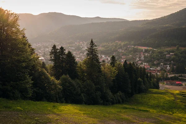 Günbatımında dağlarda yaz manzarası. Romanya 'nın Azuga kentindeki Idyllic manzarası..