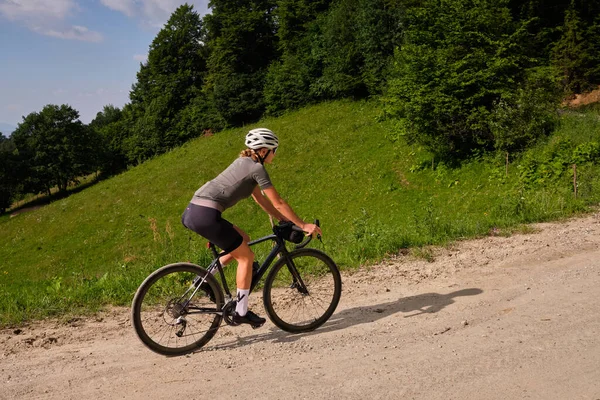 Женщина Велосипедистка Едет Гравийном Велосипеде Дороге Видом Горы Спортсмен Велосипедном — стоковое фото