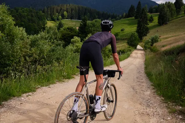 Человек Велосипедист Велосипедном Комплекте Шлеме Катается Гравийном Велосипеде Гравийной Дороге — стоковое фото