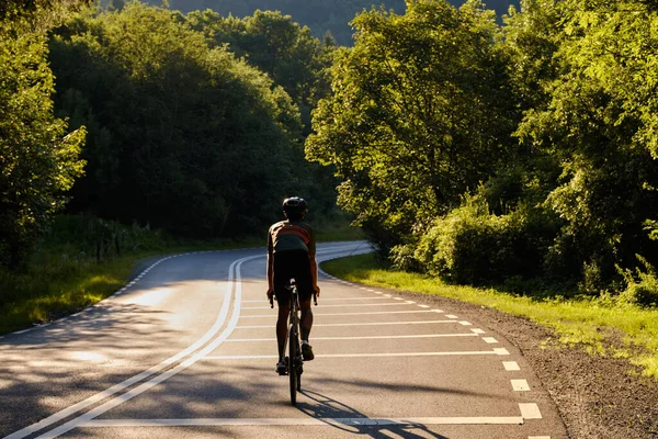Man Cyklist Väg Cykel Ridning Ett Bergigt Skogslandskap Cykla Vacker — Stockfoto