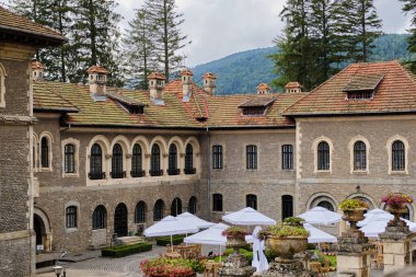 Cantacuzino Kalesi manzaralı. Büyük, güzel bir sonbahar havası.