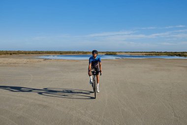 Dağlarda bisiklete binen bir adam. Çakıl bisikleti süren bir adam. Çakıl yolu üzerinde çalışan bir bisikletçi.
