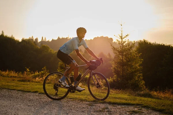 Vältränad Manlig Cyklist Som Tränar Grusväg Vid Solnedgången Han Cyklar — Stockfoto