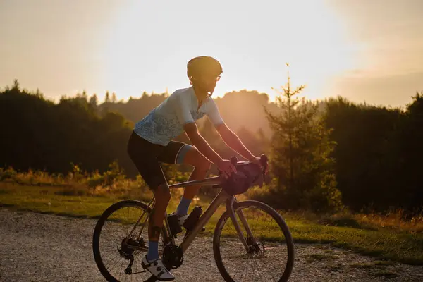 Cykla Vid Solnedgången Manlig Cyklist Cykla Grusväg Vid Solnedgången Bergen — Stockfoto