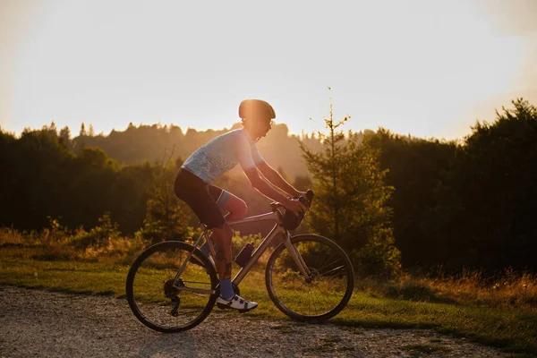 Professionell Idrottare Cyklist Rida Kol Grus Cykel Med Vacker Utsikt — Stockfoto