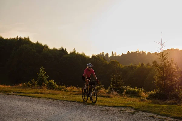 Vältränad Kvinnlig Cyklist Klädd Cykelkit Och Hjälm Cyklar Gruscykel Grusväg — Stockfoto