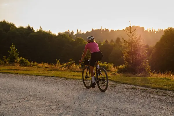 Kvinnlig Cyklist Klädd Rosa Cykeltröja Och Vit Hjälm Cyklar Grusväg — Stockfoto