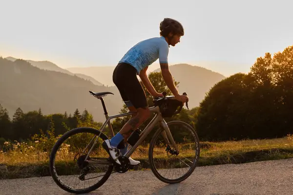 Mannen Cyklist Bär Blå Cykeltröja Han Rider Gruscykel Grusväg Vid — Stockfoto