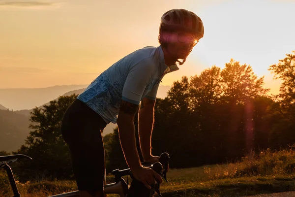 Mannen Cyklist Bär Blå Cykeltröja Han Rider Gruscykel Grusväg Vid — Stockfoto