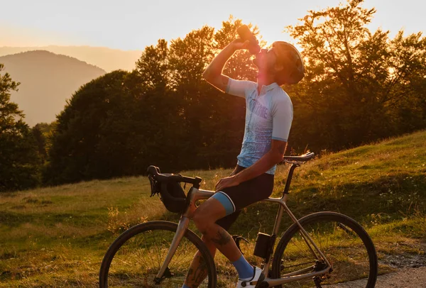Man Cyklist Cykling Kläder Och Hjälm Dricker Vatten Från Sportflaska — Stockfoto