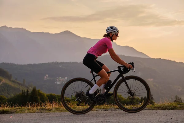Женщина Велосипедистка Едет Гравийном Велосипеде Гравийной Дороге Закате Видом Горы — стоковое фото