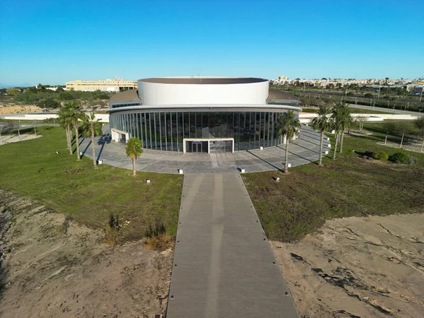 Torrevieja, İspanya - Ocak 2023. Uluslararası Müzik Salonu, mimar Jose Maria Tomas tarafından tasarlandı. Costa Blanca 'daki Çağdaş Konser Salonu. 