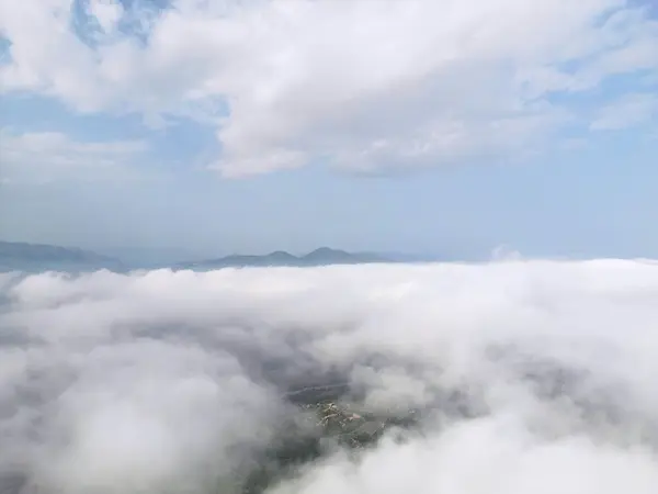 無人機の雲の上を飛ぶドローンは 太い雲を通り抜け 雄大な山のシルエットを明らかにする Calp アリカンテ スペイン — ストック写真