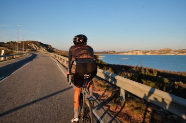 Dağlarda bisiklet eğitimi alan bir adam. Güzel manzaralı çakıllı bir bisiklet. İspanya 'da bisiklet tatili. Bisiklet seti ve kask takan bir bisikletçi. Sporcu güzel doğal çevrede at sürüyor..